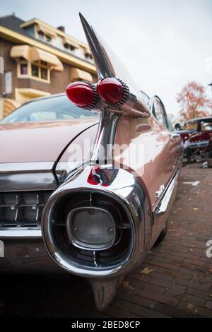 USSELO, PAYS-BAS - 21 OCTOBRE 2018 : vue arrière avec feux arrière vintage d'une cadillac berline de Ville lors d'une exposition oldtimer Banque D'Images