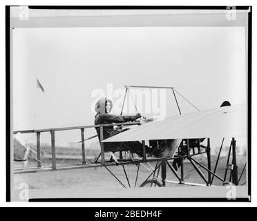 Harriet Quimby dans le cockpit de l'avion Banque D'Images