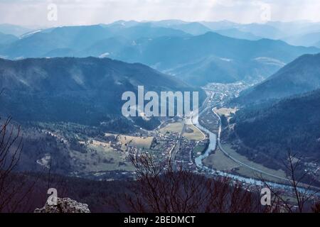 Les montagnes de Big Fatra et le village de Stankovany à partir de SIP Peak, république slovaque. Scène naturelle saisonnière. Destination de voyage. Banque D'Images