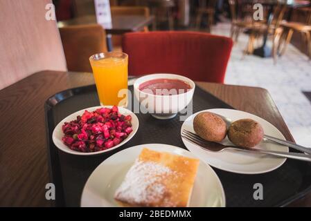 Repas au restaurant économique à Saint-Pétersbourg, Russie pour 2,3 dollars US: Vinegret, boisson au buckthorn de mer, borscht, pain de seigle, tvorozhnik. Banque D'Images