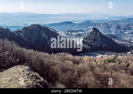 Rochers de Vrsatske, montagnes de Carpates blanches en république slovaque. Scène naturelle saisonnière. Thème de randonnée. Banque D'Images