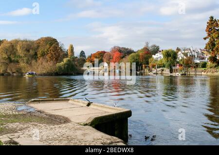 Vue sur la Tamise en direction de Twickenham depuis la rive sud de Ham, près de Richmond, Londres, Royaume-Uni, Eel Pie Island à gauche Banque D'Images