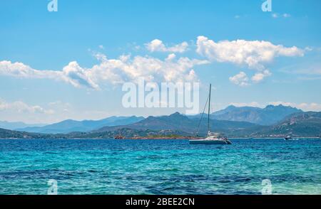 Tavolara, Sardaigne / Italie - 2019/07/18: Bateaux et bateaux dans les ports pittoresques de la mer Tyrrhénienne au large de l'île Isola Tavolara au large de la côte de la Sardaigne Banque D'Images