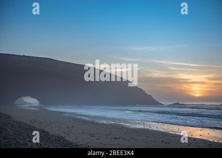 Paysage de la plage de Legzira avec ses arches naturelles sur la côte de l'océan Atlantique. La plage de Legzira est située sur la côte de l'océan du Maroc, à Sidi IFN Banque D'Images