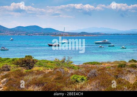 Tavolara, Sardaigne / Italie - 2019/07/18: Bateaux et bateaux dans les ports pittoresques de la mer Tyrrhénienne au large de l'île Isola Tavolara au large de la côte de la Sardaigne Banque D'Images