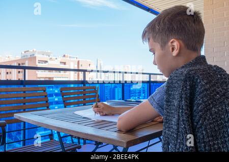 Écriture pour enfants, faire des devoirs dans le balcon. École, apprentissage en ligne, enseignement à distance, homeschooling , rester à la maison concept Banque D'Images