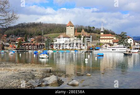 Port de Spiez, Château de Spiez et Lac Thun. La ville est située sur la rive sud du lac Thun. Suisse, Europe. Banque D'Images