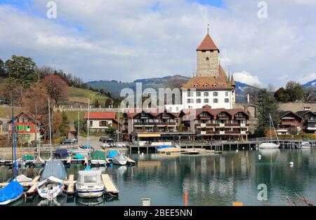 Port de Spiez, Château de Spiez et Lac Thun. La ville est située sur la rive sud du lac Thun. Suisse, Europe. Banque D'Images