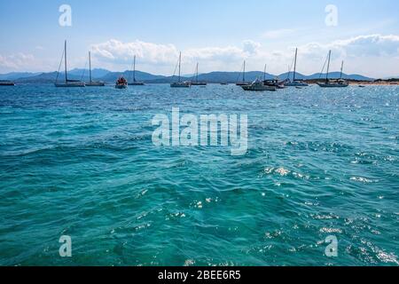 Tavolara, Sardaigne / Italie - 2019/07/18: Bateaux et bateaux dans les ports pittoresques de la mer Tyrrhénienne au large de l'île Isola Tavolara au large de la côte de la Sardaigne Banque D'Images