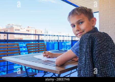 Écriture pour enfants, faire des devoirs dans le balcon. École, apprentissage en ligne, enseignement à distance, homeschooling , rester à la maison concept Banque D'Images