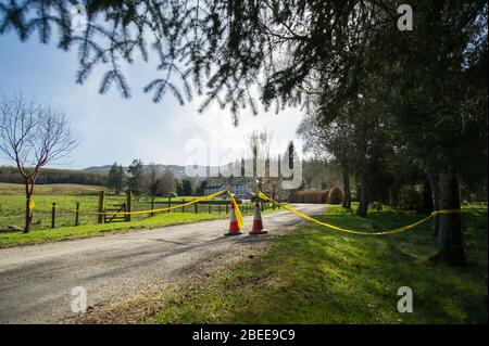 Cumbernauld, Royaume-Uni. 13 avril 2019. Photo: L'hôtel Loch Achray appartenant à la Lochs and Glens Company est maintenant vide pendant le Coronavirus (COVID-19) se Lockdown sur un lumineux et ensoleillé printemps Bank vacances lundi de Pâques. En raison du verrouillage du Coronavirus (COVID-19) imposé par les gouvernements britannique et écossais, la police a fait respecter le verrouillage et les gens ont pris l'avertissement au sérieux, tous les points d'accès touristiques et de beauté étant cordonés avec des barrages routiers. Crédit : Colin Fisher/Alay Live News Banque D'Images