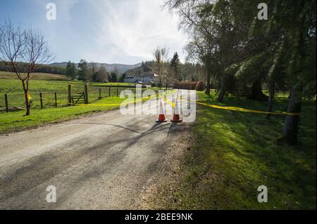 Cumbernauld, Royaume-Uni. 13 avril 2019. Photo: L'hôtel Loch Achray appartenant à la Lochs and Glens Company est maintenant vide pendant le Coronavirus (COVID-19) se Lockdown sur un lumineux et ensoleillé printemps Bank vacances lundi de Pâques. En raison du verrouillage du Coronavirus (COVID-19) imposé par les gouvernements britannique et écossais, la police a fait respecter le verrouillage et les gens ont pris l'avertissement au sérieux, tous les points d'accès touristiques et de beauté étant cordonés avec des barrages routiers. Crédit : Colin Fisher/Alay Live News Banque D'Images