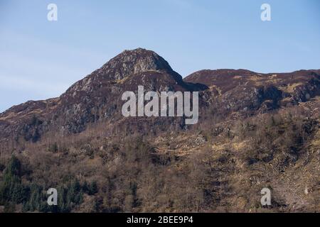 Cumbernauld, Royaume-Uni. 13 avril 2019. Photo : haut de la montagne Ben A'an. Normalement un endroit touristique chaud avec des centaines de marcheurs, aujourd'hui pas un marcheur trouvé sur le sommet de la montagne pendant un brillant et chaud ensoleillé printemps Banque vacances lundi de Pâques. En raison du verrouillage du Coronavirus (COVID-19) imposé par les gouvernements britannique et écossais, la police a fait respecter le verrouillage et les gens ont pris l'avertissement au sérieux, tous les points d'accès touristiques et de beauté étant cordonés avec des barrages routiers. Crédit : Colin Fisher/Alay Live News Banque D'Images