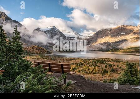 Banc en bois avec mont Assiniboine et lac Magog dans le parc provincial de la Colombie-Britannique, Canada Banque D'Images