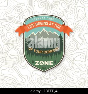 La vie commence à la fin de votre zone de confort patch. Vecteur. Concept pour chemise, logo, imprimé, timbre. Design typographique vintage avec tente de camping, montagne, élan, silhouette de forêt. Devis pour l'aventure en plein air Illustration de Vecteur