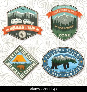 Un terrain d'aventure en plein air avec des citations inspirantes. Vecteur. Concept pour chemise ou logo, imprimé, timbre ou tee-shirt. Design typographique vintage avec compas, ours, tente, paysage forestier et montagnard silhouette Illustration de Vecteur