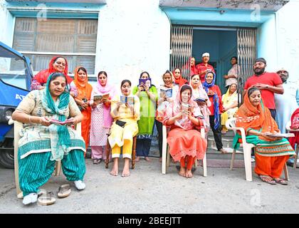 Les dévots Sikh ont vu assister à des rituels à l'extérieur d'une maison à l'occasion de Baisakhi pendant le maintien à l'échelle nationale à la suite de la pandémie de Coronavirus. Banque D'Images