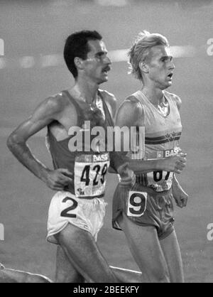 TAPIS ERIXON Swedish long distance Runner et Italien Alberto Cova à la course de 10000 m au championnat d'Europe de Stuttgart 1986 Banque D'Images