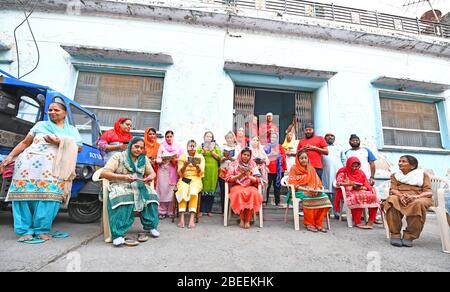 Les dévots Sikh ont vu assister à des rituels à l'extérieur d'une maison à l'occasion de Baisakhi pendant le maintien à la suite de la pandémie de Coronavirus, à Beawar. Banque D'Images