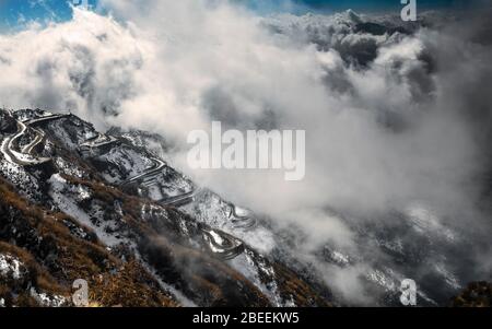 Célèbre route de montagne Zigzag himalayan de Zuluk, recouverte de neige avec espace de copie Banque D'Images