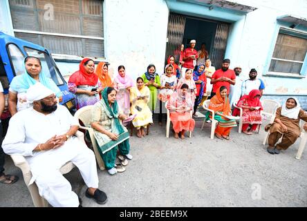 Les dévots Sikh ont vu assister à des rituels à l'extérieur d'une maison à l'occasion de Baisakhi pendant le maintien à l'échelle nationale à la suite de la pandémie de Coronavirus. Banque D'Images
