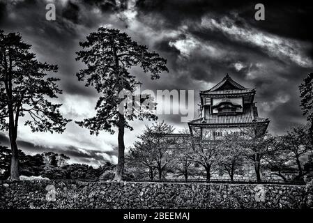 Vue sur le château de Kanazawa par temps de tempête, Kanazawa, Japon Banque D'Images