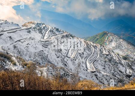 Célèbre route de montagne Zigzag himalayan de Zuluk, recouverte de neige avec espace de copie Banque D'Images