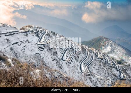 Célèbre route de montagne Zigzag himalayan de Zuluk, recouverte de neige avec espace de copie Banque D'Images