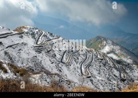 Célèbre route de montagne Zigzag himalayan de Zuluk, recouverte de neige avec espace de copie Banque D'Images