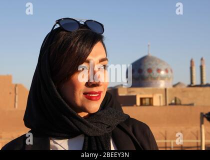 Portrait d'une jeune femme à Yazd, Iran, Perse, Moyen-Orient. Banque D'Images