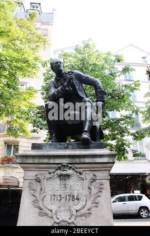 Paris, France - 26 août 2019 : statue de Denis Diderot par l'artiste Jean Gautherin installée en 1886 sur le boulevard Saint-Germain Banque D'Images