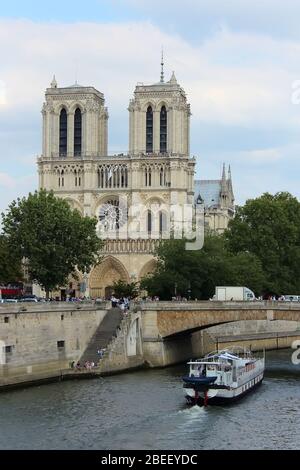 Paris, France - 26 août 2018 : les touristes peuvent faire une excursion en bateau sur la Seine près de la cathédrale notre Dame. Banque D'Images