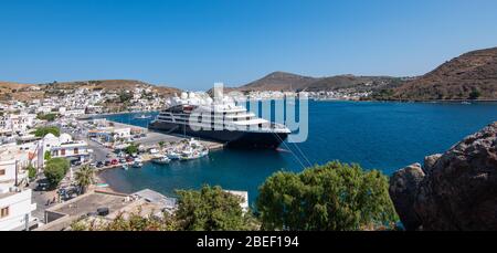 Village de Skala et port de croisière sur l'île de Patmos, Grèce. Vue panoramique sur le paysage aérien. Banque D'Images