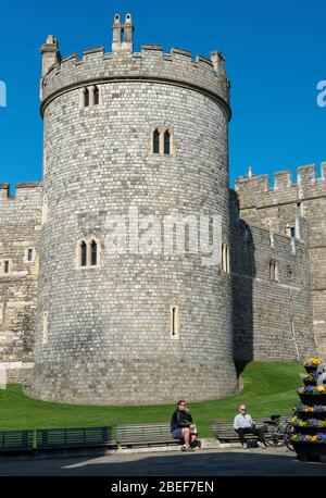 Windsor, Berkshire, Royaume-Uni. 13 avril 2020. Les gens d'Angleterre sont autorisés à faire des exercices quotidiens une fois par jour pendant la pandémie de coronavirus. Les hommes s'assoient sur les bancs à l'extérieur du château de Windsor le lundi de Pâques au soleil. Crédit : Maureen McLean/Alay Live News Banque D'Images