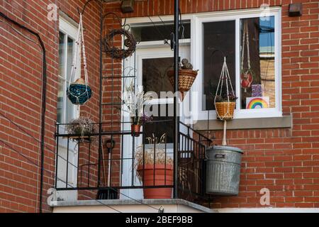 7 avril 2020 - Montréal, QC, Canada: Rainbow drawing dans une fenêtre, appartement à Montréal, Coronavirus (COVID-19) pandémie Banque D'Images