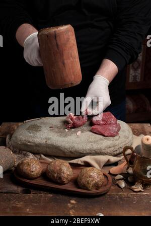 Le chef prépare de la viande de repas sur le bureau Banque D'Images