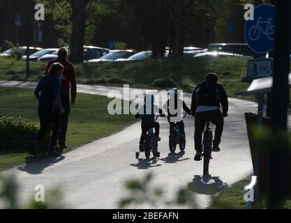 Bochum, Allemagne. 13 avril 2020. Les excursions sont sur la route circulaire autour du lac Kemnade. Le réservoir de la Ruhr, situé à la frontière de la ville entre Bochum, Hattingen et Witten, est une destination de loisirs locale populaire. Pour contenir le coronavirus, le NRW a interdit toute accumulation de trois personnes ou plus en public. Crédit: Bernd Thissen/dpa/Alay Live News Banque D'Images