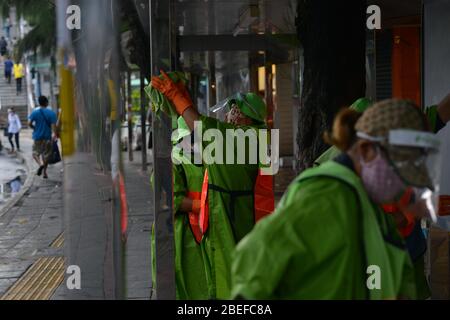 Bangkok, Thaïlande. 13 avril 2020. Nettoyage du personnel du bureau du district de Ratchathewi, arrêt de bus propre du monument de la victoire de Bangkok pour empêcher la propagation du Coronavirus (COVID-19). (Photo de Teera Noisakran/Pacific Press/Sipa USA) crédit: SIPA USA/Alay Live News Banque D'Images