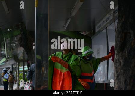 Bangkok, Thaïlande. 13 avril 2020. Nettoyage du personnel du bureau du district de Ratchathewi, arrêt de bus propre du monument de la victoire de Bangkok pour empêcher la propagation du Coronavirus (COVID-19). (Photo de Teera Noisakran/Pacific Press/Sipa USA) crédit: SIPA USA/Alay Live News Banque D'Images