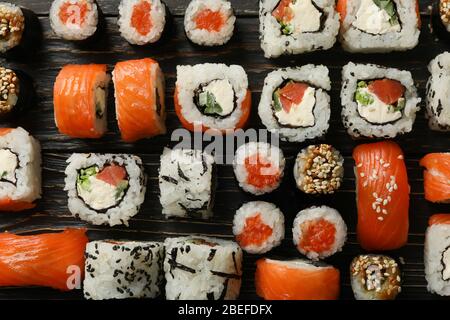 Plat avec des rouleaux de sushi sur fond en bois. Cuisine japonaise Banque D'Images