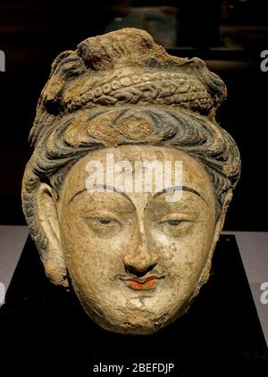 Chef de Bodhisattva, Grottes de Kumtura, Chine, 7ème-8ème siècle AD, argile avec polychromie Banque D'Images