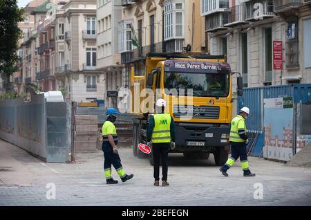 Les constructeurs portant des masques de visage comme mesure préventive reprennent le travail sur un site de construction pendant un verrouillage. Des milliers d'Espagnols reprennent leur emploi après avoir terminé l'arrêt de toutes les activités et services de travail non essentiels et de revenir à l'état d'alarme original et de verrouillage depuis le début de l'éclosion de coronavirus (COVID-19) en Espagne. Tous les gens sont fermés dans leur maison après le confinement décrété par le gouvernement espagnol et qui sera prolongé jusqu'au 10 mai. Banque D'Images