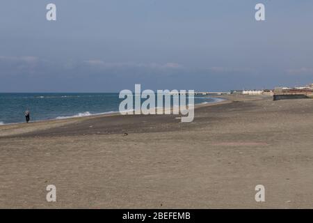 Rome, Italie. 13 avril 2020. Le lundi de Pâques, 13 avril 2020, durant le verrouillage de la pandémie de Covid-19, à Ostia, près de Rome, les plages, qui ces dernières années étaient pleines de personnes, aujourd'hui sont vides (photo de Matteo Nardone/Pacific Press/Sipa USA) crédit: SIPA USA/Alay Live News Banque D'Images