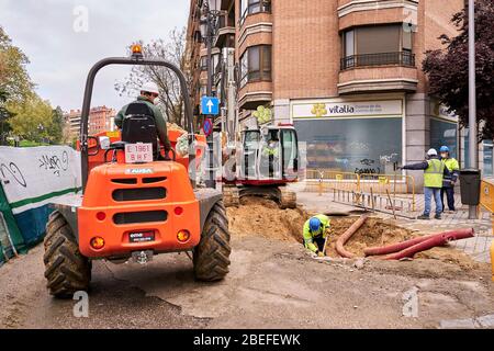 Les constructeurs portant des masques de visage comme mesure préventive reprennent le travail sur un chantier pendant un verrouillage national.des milliers d'Espagnols reprennent leurs travaux après avoir terminé l'arrêt de toutes les activités de travail et de tous les services non essentiels et de revenir à l'état d'alarme et de verrouillage d'origine depuis le L'éclosion de coronavirus (COVID-19) a commencé en Espagne Banque D'Images