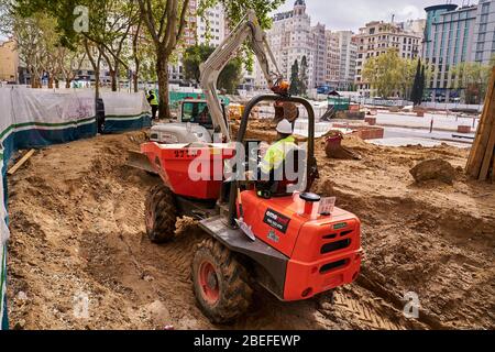 Les constructeurs portant des masques de visage comme mesure préventive reprennent le travail sur un chantier pendant un verrouillage national.des milliers d'Espagnols reprennent leurs travaux après avoir terminé l'arrêt de toutes les activités de travail et de tous les services non essentiels et de revenir à l'état d'alarme et de verrouillage d'origine depuis le L'éclosion de coronavirus (COVID-19) a commencé en Espagne Banque D'Images