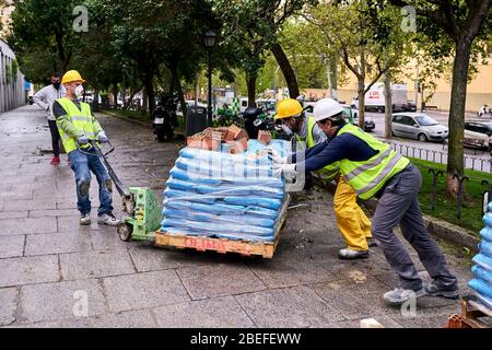 Les constructeurs portant des masques de visage comme mesure préventive reprennent le travail sur un chantier pendant un verrouillage national.des milliers d'Espagnols reprennent leurs travaux après avoir terminé l'arrêt de toutes les activités de travail et de tous les services non essentiels et de revenir à l'état d'alarme et de verrouillage d'origine depuis le L'éclosion de coronavirus (COVID-19) a commencé en Espagne Banque D'Images