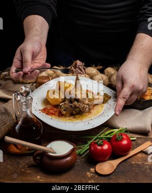 délicieux repas de viande avec ail sur fond sombre Banque D'Images