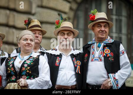 Bucarest, Roumanie - 5 mars 2020: Femmes et hommes de haut niveau vêtus de vêtements traditionnels roumains lors d'un festival. Banque D'Images