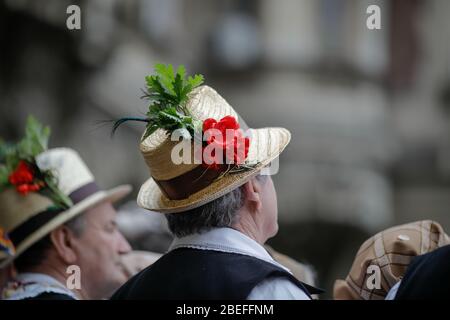 Bucarest, Roumanie - 5 mars 2020: Détails avec le chapeau de paille roumain traditionnel d'un homme senior, orné de fleurs et de feuilles. Banque D'Images