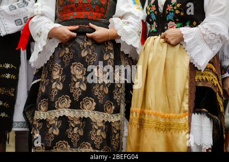Détails avec les vêtements roumains traditionnels des femmes âgées. Banque D'Images